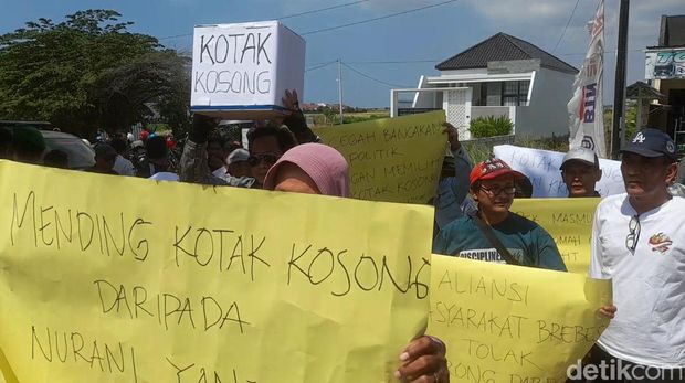 Massa Aliansi Masyarakat Peduli Demokrasi menggeruduk kantor KPU Brebes, Kamis (5/9/2024). Mereka mendesak agar KPU ikut memfasilitasi kampanye kotak kosong dalam Pilkada 2024.