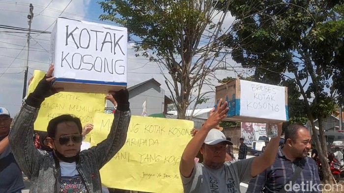 Massa Aliansi Masyarakat Peduli Demokrasi menggeruduk kantor KPU Brebes, Kamis (5/9/2024). Mereka mendesak agar KPU ikut memfasilitasi kampanye kotak kosong dalam Pilkada 2024.
