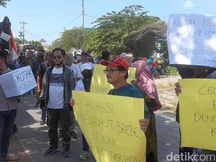 Massa Aliansi Masyarakat Peduli Demokrasi menggeruduk kantor KPU Brebes, Kamis (5/9/2024). Mereka mendesak agar KPU ikut memfasilitasi kampanye kotak kosong dalam Pilkada 2024.