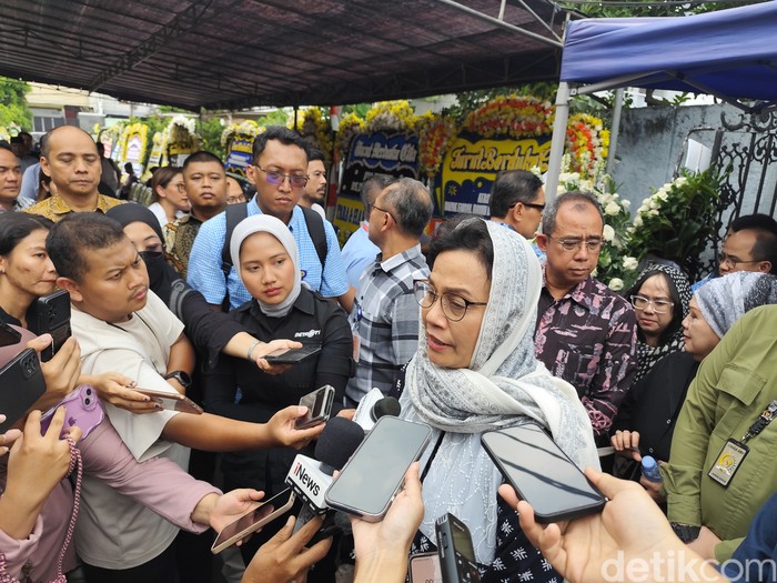 Menkeu Sri Mulyani melayat Faisal Basri, 5 September 2024. (Azhar Bagas Ramadhan/detikcom)