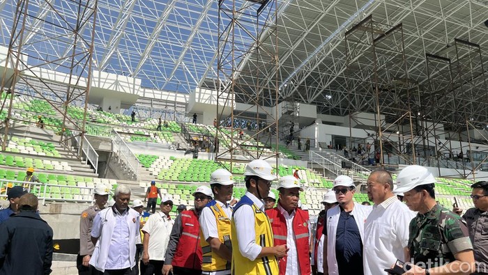 Menko PMK Muhadjir Effendy saat tinjau venue Stadion Utama Sumut.