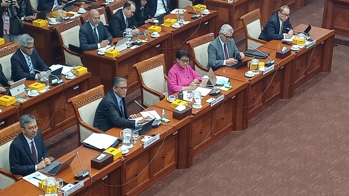 Menlu dan jajarannya menghadiri rapat kerja dengan Komisi I DPR RI