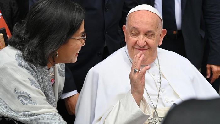 Menteri Keuangan Sri Mulyani Indrawati ikut hadir dalam dialog lintas agama bersama Paus Fransiskus dan Imam Besar Masjid Istiqlal Nasaruddin Umar.