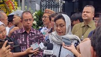 Hadir juga Menteri Keuangan Sri Mulyani Indrawati yang terlihat cukup berduka atas kepergian Faisal Basri. Bendahara negara terlihat beberapa kali menahan tangis saat menceritakan pertemanan keduanya. Meski kerap kerap menyampaikan kritik tajam, pemikiran Faisal Basri menjadi masukan bagi pemerintah. (Foto: Ilyas Fadilah/detikcom)