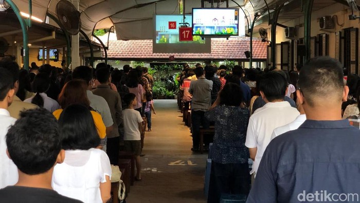 Ribuan jamaah Gereja St Antonius Padua Kotabaru, Kota Jogja antusias mengikuti Misa Agung Paus Fransiskus, Kamis (5/9/2024) sore.