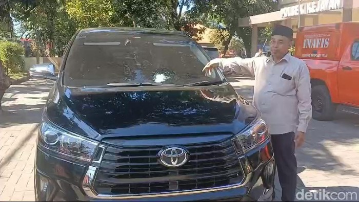 Mobil Gus Mujib dilempar batu