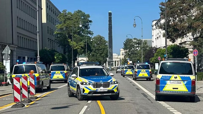 Police secures the area after German police opened fire on a suspect after seeing someone who appeared to be carrying a gun near the Israeli consulate and a Nazi history museum in central Munich, Germany, September 5, 2024. REUTERS/Anja Guder Purchase Licensing Rights