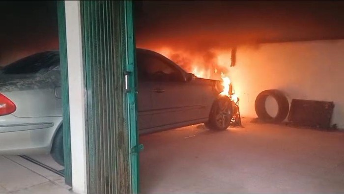 Mobil terbakar di garasi rumah warga Bogor (dok. Istimewa)