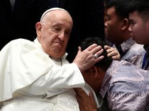 Momen Haru Penyandang Disabilitas Peluk Erat Paus Fransiskus