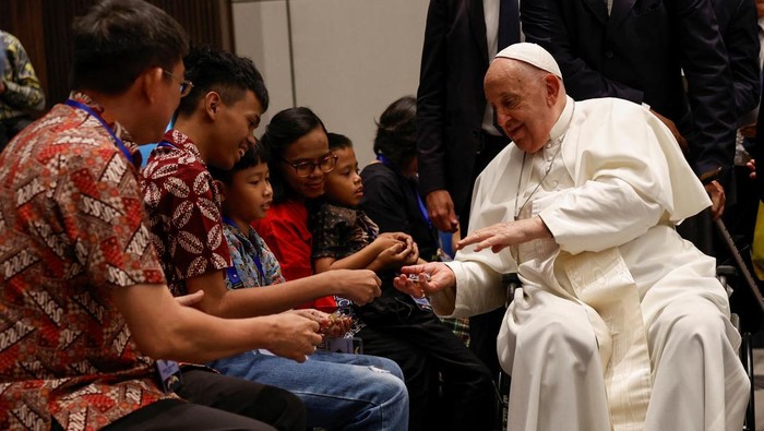 Pope Francis interacts with people on the day he attends a meeting with beneficiaries from charitable organizations, during his apostolic visit to Asia, at Indonesian Bishops Conference headquarters in Jakarta, Indonesia, September 5, 2024. REUTERS/Willy Kurniawan/Pool
