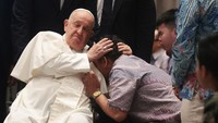 Paus Fransiskus menganggap mereka seperti bintang yang bersinar. Paus Fransiskus setuju dengan martir Romawi Santo Laurensius, yang dikenal sebagai pelindung orang miskin. (REUTERS/ADI WEDA) 