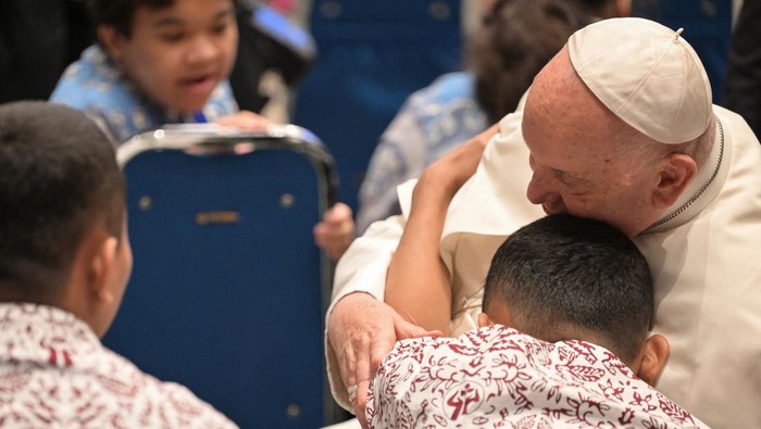 Pope Francis is greeted during a meeting with beneficiaries of charity organisations at the Bishops' Conference of Indonesia (KWI) office in Jakarta on September 5, 2024. BAY ISMOYO/Pool via REUTERS