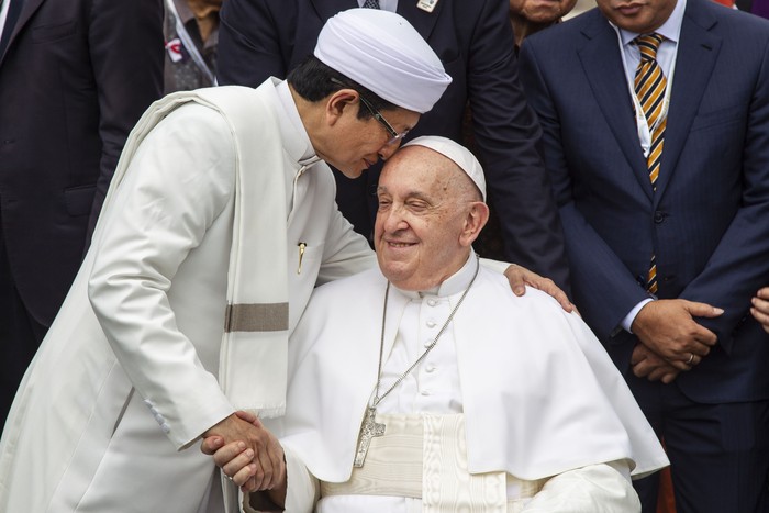 Pemimpin Takhta Suci Vatikan Paus Fransiskus  (tengah depan) berjabat tangan dengan Imam Besar Masjid Istiqlal Nasaruddin Umar usai melakukan foto bersama di Masjid Istiqlal, Jakarta, Kamis (5/9/2024). Dalam kunjungannya Paus Fransiskus melihat langsung terowongan silaturahmi yang menghubungkan Masjid Istiqlal dan Gereja Katedral serta menandatangani 