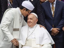 Momen Imam Besar Masjid Istiqlal Cium Kepala Paus Fransiskus