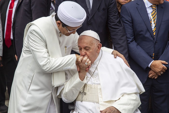 Pemimpin Takhta Suci Vatikan Paus Fransiskus (tengah depan) berjabat tangan dengan Imam Besar Masjid Istiqlal Nasaruddin Umar usai melakukan foto bersama di Masjid Istiqlal, Jakarta, Kamis (5/9/2024). Dalam kunjungannya Paus Fransiskus melihat langsung terowongan silaturahmi yang menghubungkan Masjid Istiqlal dan Gereja Katedral serta menandatangani 