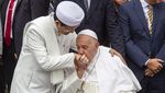 Momen Imam Besar Masjid Istiqlal Cium Kepala Paus Fransiskus