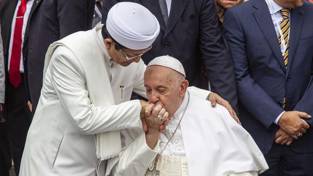 Pemimpin Takhta Suci Vatikan Paus Fransiskus  (tengah depan) berjabat tangan dengan Imam Besar Masjid Istiqlal Nasaruddin Umar usai melakukan foto bersama di Masjid Istiqlal, Jakarta, Kamis (5/9/2024). Dalam kunjungannya Paus Fransiskus melihat langsung terowongan silaturahmi yang menghubungkan Masjid Istiqlal dan Gereja Katedral serta menandatangani 