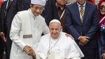 Momen Imam Besar Masjid Istiqlal Cium Kepala Paus Fransiskus