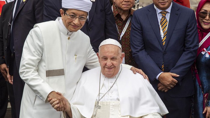 Pemimpin Takhta Suci Vatikan Paus Fransiskus  (tengah depan) berjabat tangan dengan Imam Besar Masjid Istiqlal Nasaruddin Umar usai melakukan foto bersama di Masjid Istiqlal, Jakarta, Kamis (5/9/2024). Dalam kunjungannya Paus Fransiskus melihat langsung terowongan silaturahmi yang menghubungkan Masjid Istiqlal dan Gereja Katedral serta menandatangani 