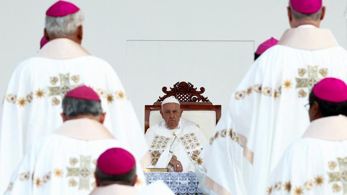 Pope Francis presides over the Holy Mass at Gelora Bung Karno Stadium in Jakarta, Indonesia, September 5, 2024. REUTERS/Guglielmo Mangiapane