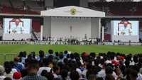 Para biarawati Katolik yang mengenakan jubah, mahasiswa, dan orang tua memadati Stadion Gelora Bung Karno, dengan pejabat gereja mengatakan 87.000 tiket untuk Misa didistribusikan di seluruh negara kepulauan terbesar di dunia. REUTERS/Ajeng Dinar Ulfiana