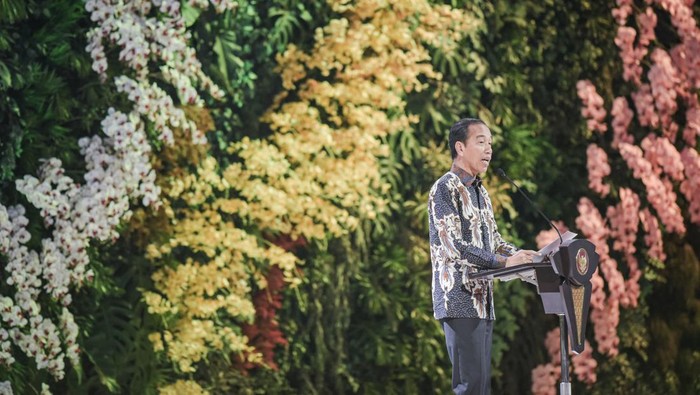 Presiden Joko Widodo memberikan sambutan dalam pembukaan Indonesia International Sustainability Forum (ISF) 2024 di Jakarta Convention Center (JCC) Senayan, Jakarta, Kamis (5/9/2024). Kementerian Koordinator Bidang Kemaritiman dan Investasi (Kemenko Marves) dengan dukungan Kamar Dagang dan Industri Indonesia (Kadin Indonesia) menggelar ISF 2024 yang dihadiri sekitar 8.000 peserta dari 50 negara sebagai ajang bertukar pikiran, menawarkan solusi, dan berbagi praktik terbaik dalam aksi iklim. ANTARA FOTO/Mohammad Ayudha/foc.