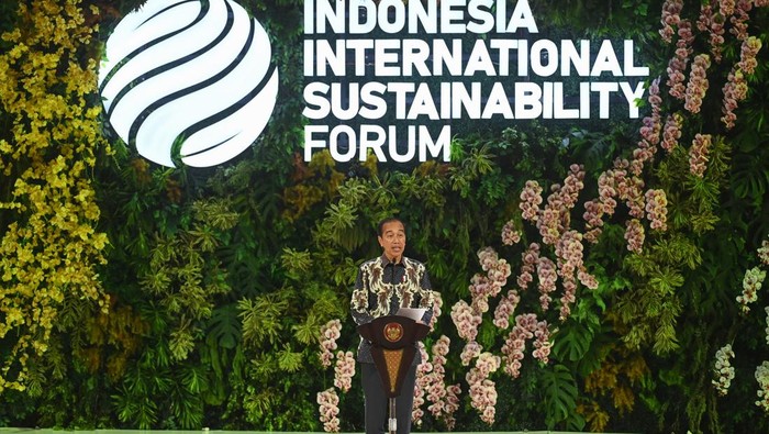 Presiden Joko Widodo menyampaikan sambutan dalam pembukaan Indonesia International Sustainability Forum (ISF) 2024 di Jakarta Convention Center (JCC) Senayan, Jakarta, Kamis (5/9/2024). Kementerian Koordinator Bidang Kemaritiman dan Investasi (Kemenko Marves) dengan dukungan Kamar Dagang dan Industri Indonesia (Kadin Indonesia) menggelar ISF 2024 yang dihadiri sekitar 8.000 peserta dari 50 negara sebagai ajang bertukar pikiran, menawarkan solusi, dan berbagi praktik terbaik dalam aksi iklim. ANTARA FOTO/Aditya Pradana Putra/Spt