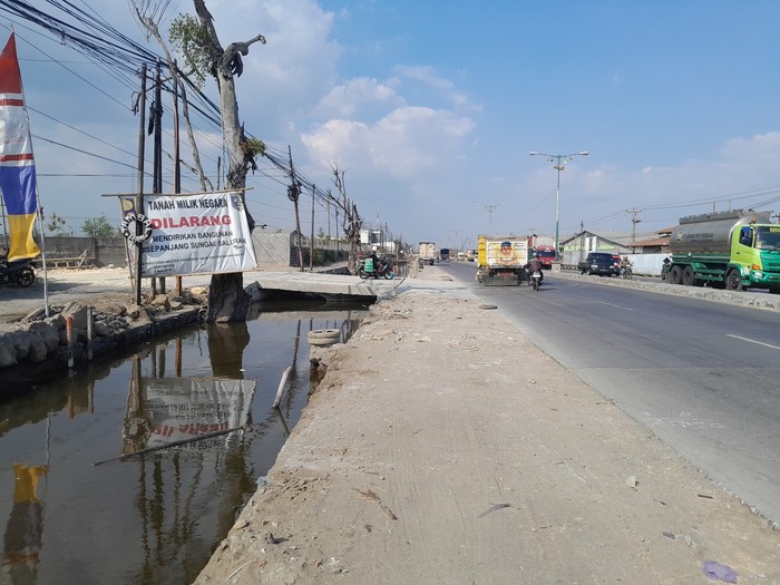 Normalisasi saluran di KM 8 Sayung.