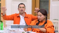 Persahabatan Raffi Ahmad dan Mpok Alpa berbuah manis saat komedian tersebut mengandung anak kembar. Raffi Ahmad berjanji menanggung seluruh biaya persalinan Mpok Alpa sebagai hadiah. (Foto: Instagram/YouTube)