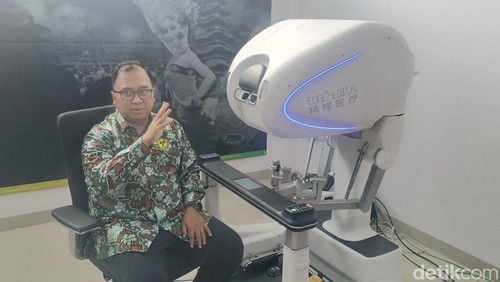 Dokter Spesialis Urologi Konsultan Onkologi Prof. dr. Agus Rizal Ardy Hariandy Hamid, SpU(K), PhD, FICRS saat mencontohkan pengoperasian Edge Medical yang dipergunakan dalam telerobotik surgery di RS Universitas Udayana, Badung, Bali pada Kamis (5/9/2024)