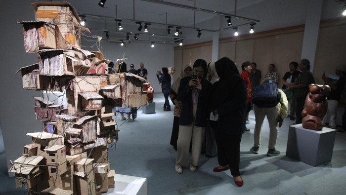 Pengunjung mengamati karya seni rupa pada pameran bertema Ada dan Tiada di Galeri Prabangkara, Surabaya, Jawa Timur, Kamis (5/9/2024). Sebanyak 14 karya seni rupa yang dibuat oleh 10 perupa itu dipamerkan sampai 11 September 2024. ANTARA FOTO/Didik Suhartono/rwa.