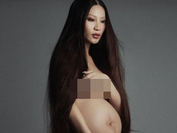 8 Foto Maternity Patricia Gouw, Gaya Nyentrik Tutupi Tubuh Cuma Pakai Rambut