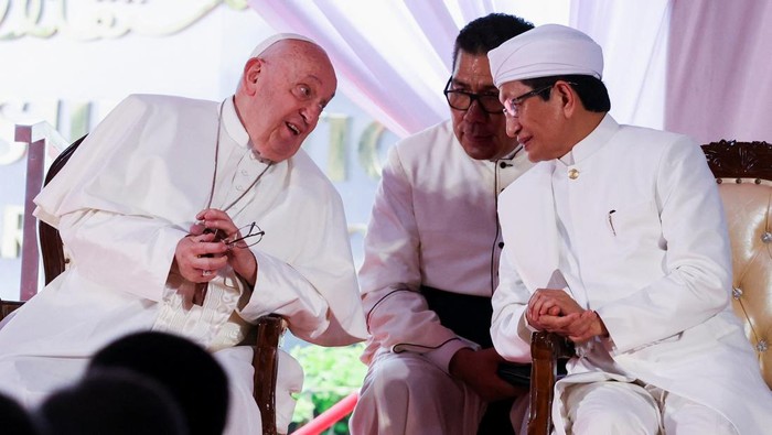 Paus Fransiskus Dapat Oleh-oleh Replika Masjid Istiqlal-Koin Persahabatan Pope Francis and the Grand Imam of Istiqlal Mosque Nasaruddin Umar attend an inter-religious meeting at the Istiqlal Mosque in Jakarta, Indonesia, September 5, 2024. REUTERS/Ajeng Dinar Ulfiana/Pool