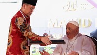 Selanjutnya, Paus Fransiskus juga mendapat replika Masjid Istiqlal. Dengan diserahkannya dua cinderamata tersebut berakhirlah kunjungan Paus Fransiskus di Masjid Istiqlal.