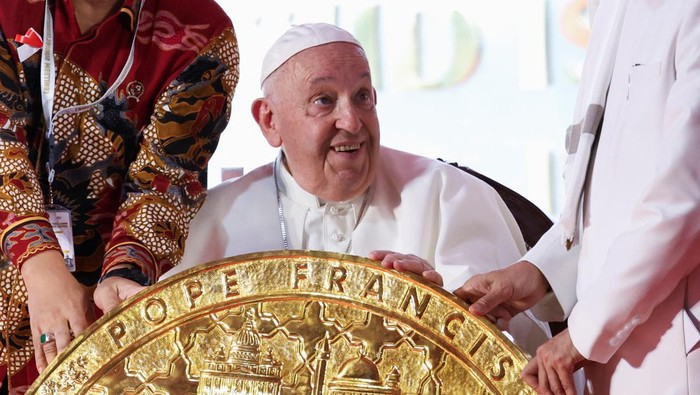 Pope Francis and the Grand Imam of Istiqlal Mosque Nasaruddin Umar attend an inter-religious meeting at the Istiqlal Mosque in Jakarta, Indonesia, September 5, 2024. REUTERS/Ajeng Dinar Ulfiana/Pool