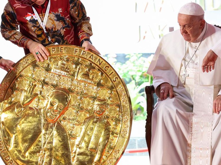Paus Fransiskus Dapat Oleh-oleh Replika Masjid Istiqlal-Koin Persahabatan