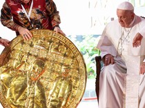 Paus Fransiskus Dapat Oleh-oleh Replika Masjid Istiqlal-Koin Persahabatan