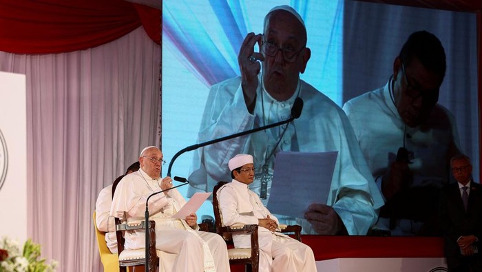 Pope Francis attends an inter-religious meeting along with the Grand Imam of the Mosque Nasaruddin Umar, at the Istiqlal Mosque in Jakarta, Indonesia, September 5, 2024. REUTERS/Guglielmo Mangiapane