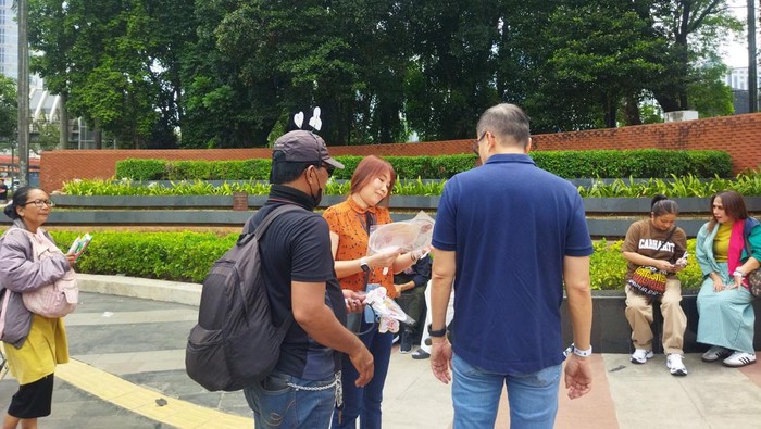 Pedagang di sekitar Gelora Bung Karno menjelang misa Paus Fransiskus.