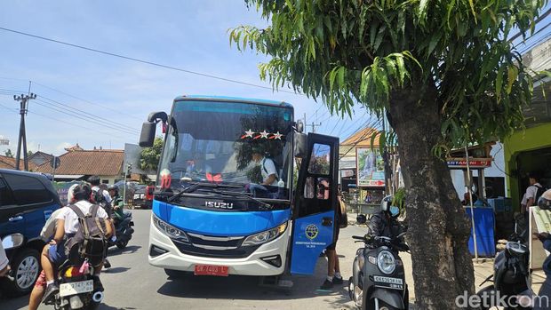 Pelayanan angkutan siswa gratis di SMPN 3 Gianyar, Rabu (4/9/2024). (Putu Krista / detikBali)