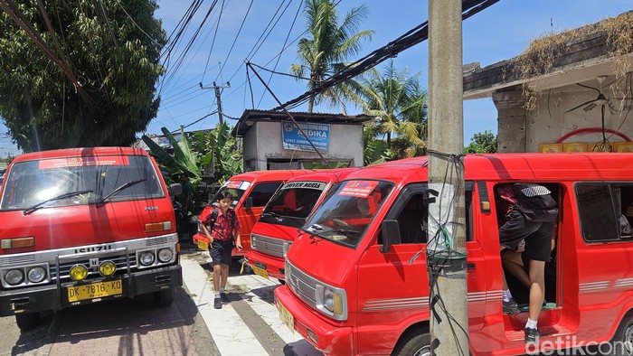 Pelayanan angkutan siswa gratis di SMPN 3 Gianyar, Rabu (4/9/2024). (Putu Krista / detikBali)