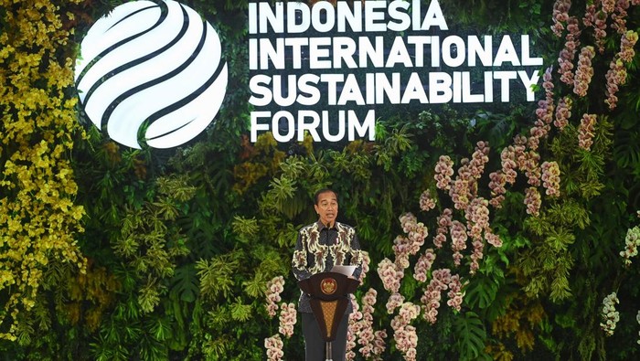 Presiden Joko Widodo (Jokowi) menyampaikan sambutan dalam pembukaan Indonesia International Sustainability Forum (ISF) 2024 di Jakarta Convention Center (JCC) Senayan, Jakarta, Kamis (5/9/2024).