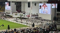 Antusiasme umat tampak begitu besar menyambut Paus Fransiskus di GBK. Paus pun berkeliling di Stadion Madya dengan mobil Maung berkelir putih tersebut. Puluhan ribu jemaat langsung menyanyikan yel-yel Viva Il Papa. Yogi/detikcom