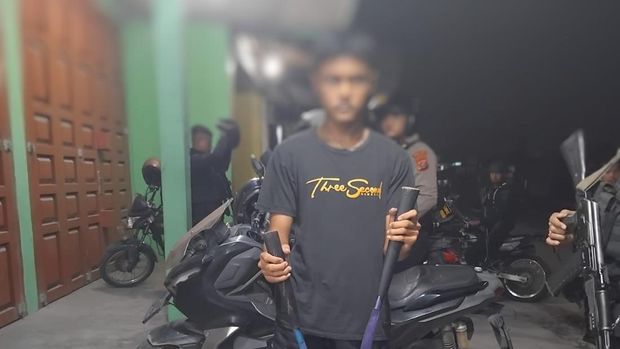 Pemuda ditangkap polisi karena membawa senjata tajam