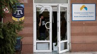Warga Kyiv di seluruh kota terbangun oleh serangkaian ledakan dan suara rudal pertahanan udara yang melesat ke langit untuk mencegat target.  