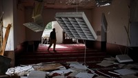Serangan tersebut tampak merusak bagian dalam masjid dan pusat Islam.  