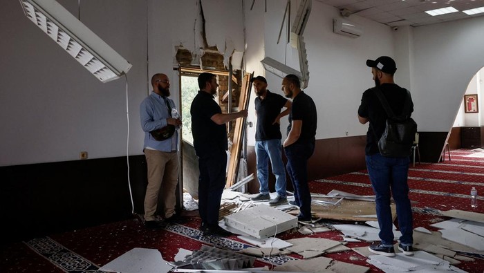 A member of the Muslim community inspects the mosque of the Association of Muslims of Ukraine, damaged by a Russian missile strike that destroyed the neighbouring building, amid the Russia-Ukraine conflict, in Kyiv, Ukraine, September 2, 2024. REUTERS/Thomas Peter