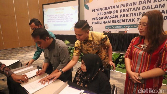 Penandatanganan MoU antara Bawaslu NTB dengan kelompok disabiltas di salah satu hotel Mataram, Kamis (5/9/2024). (Lalu Helmy Akbar/detikBali)