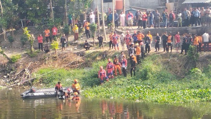 Pencarian hari kedua jenazah pria tenggelam di Sungai Jagir.