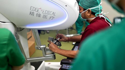 Pengoperasian console box selama proses bedah kista ginjal di Denpasar pada pasien di Jakarta, Jumat (30/8/2024). (Istimewa).